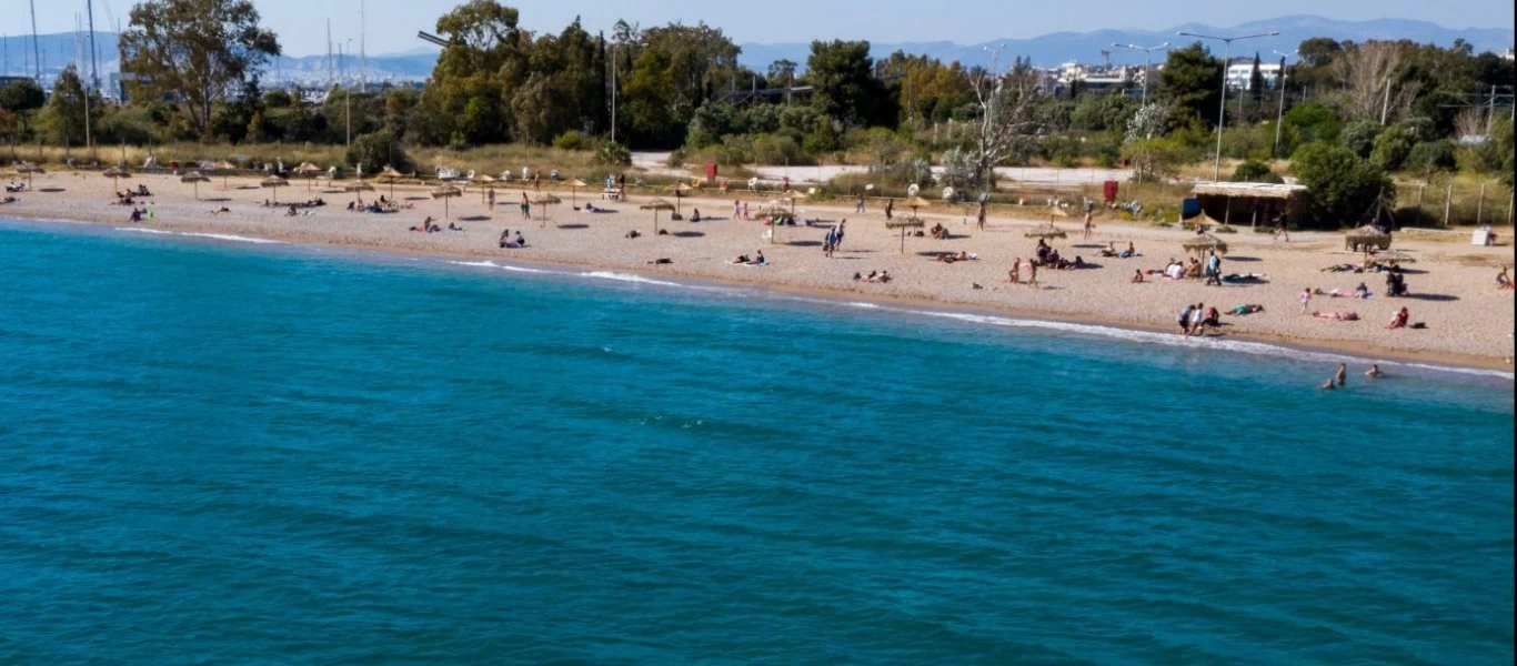 «Ξεχύθηκε» στις παραλίες ο κόσμος: Προσοχή στους ηλικιωμένους και σε αυτούς με βεβαρημένη υγεία συνιστά το Λιμενικό